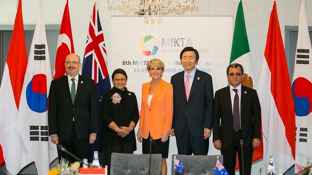 Đại diện của các quốc gia MIKTA (nhóm đa phương các nước tầm trung gồm Mexico, Indonesia, Hàn Quốc, Thổ Nhĩ Kỳ và Úc) họp tại Sydney (Úc) năm 2016. Ảnh: BỘ NGOẠI GIAO ÚC Đại diện của các quốc gia MIKTA (nhóm đa phương các nước tầm trung gồm Mexico, Indonesia, Hàn Quốc, Thổ Nhĩ Kỳ và Úc) họp tại Sydney (Úc) năm 2016. Ảnh: BỘ NGOẠI GIAO ÚC