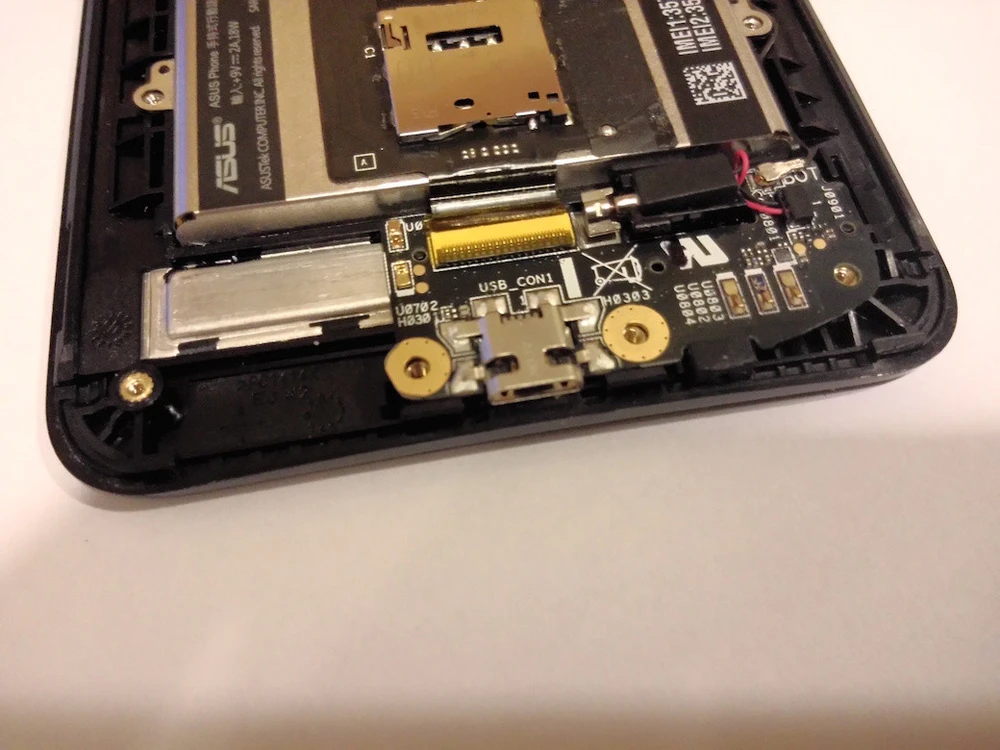 Cận cảnh quá trình “xẻ thịt” Zenfone 2 ảnh 3 Cận cảnh quá trình “xẻ thịt” Zenfone 2 ảnh 3