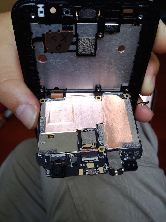 Cận cảnh quá trình “xẻ thịt” Zenfone 2 ảnh 2 Cận cảnh quá trình “xẻ thịt” Zenfone 2 ảnh 2