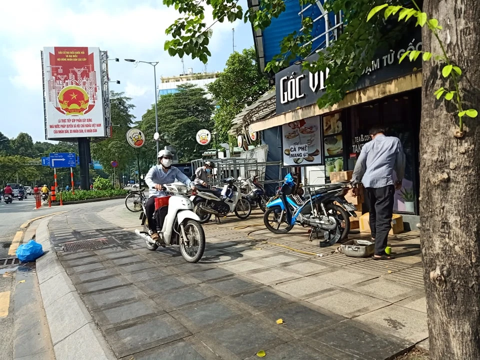 Bình ắc quy, săm lốp xe cháy hàng trong sáng ngày 1-10 ảnh 6