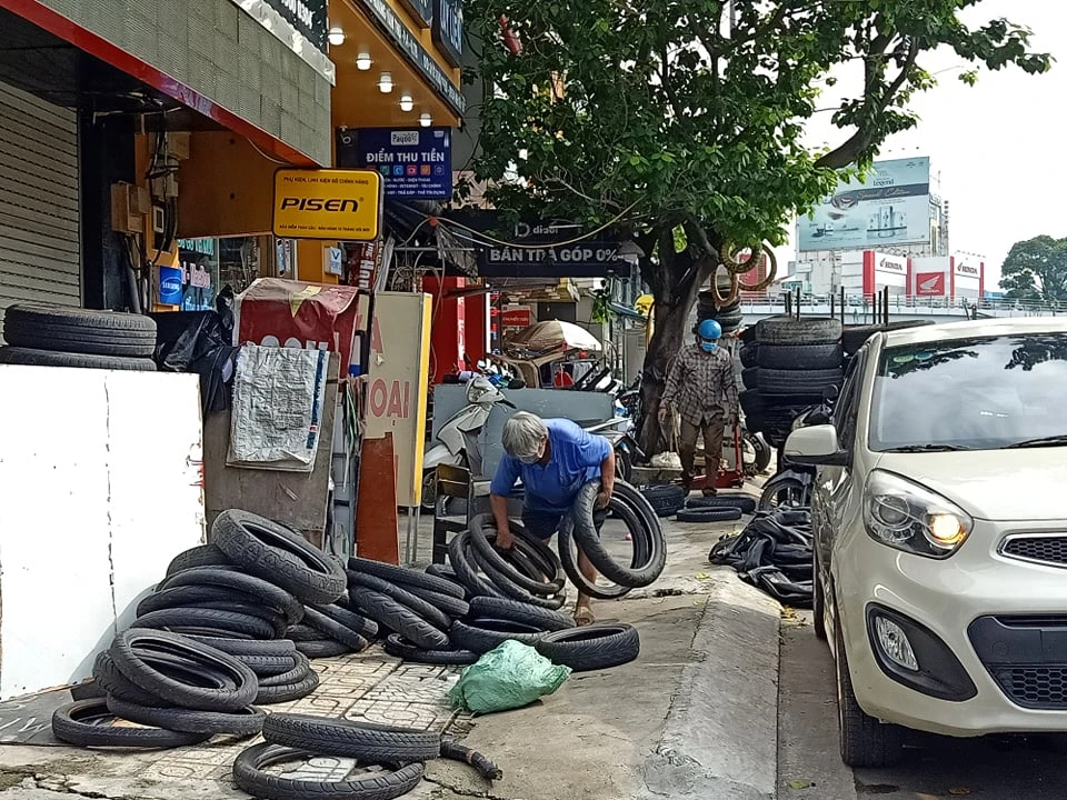 Bình ắc quy, săm lốp xe cháy hàng trong sáng ngày 1-10 ảnh 3