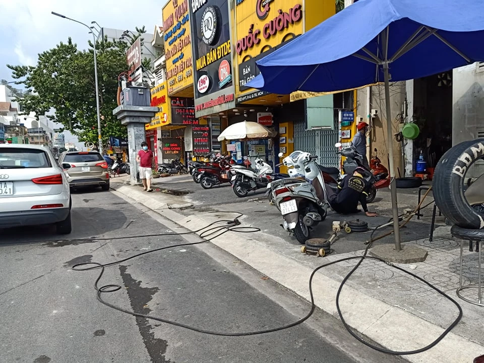 Bình ắc quy, săm lốp xe cháy hàng trong sáng ngày 1-10 ảnh 4