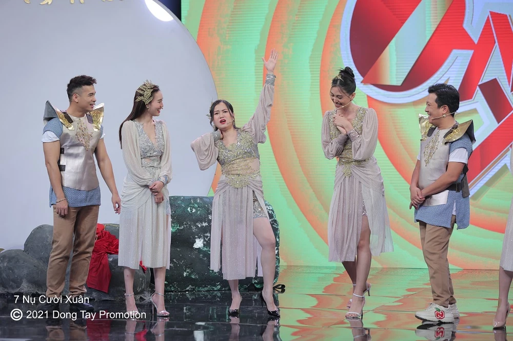 Hoa hậu Tiểu Vy tỏa sáng tại '7 nụ cười xuân' mùa 5 ảnh 1