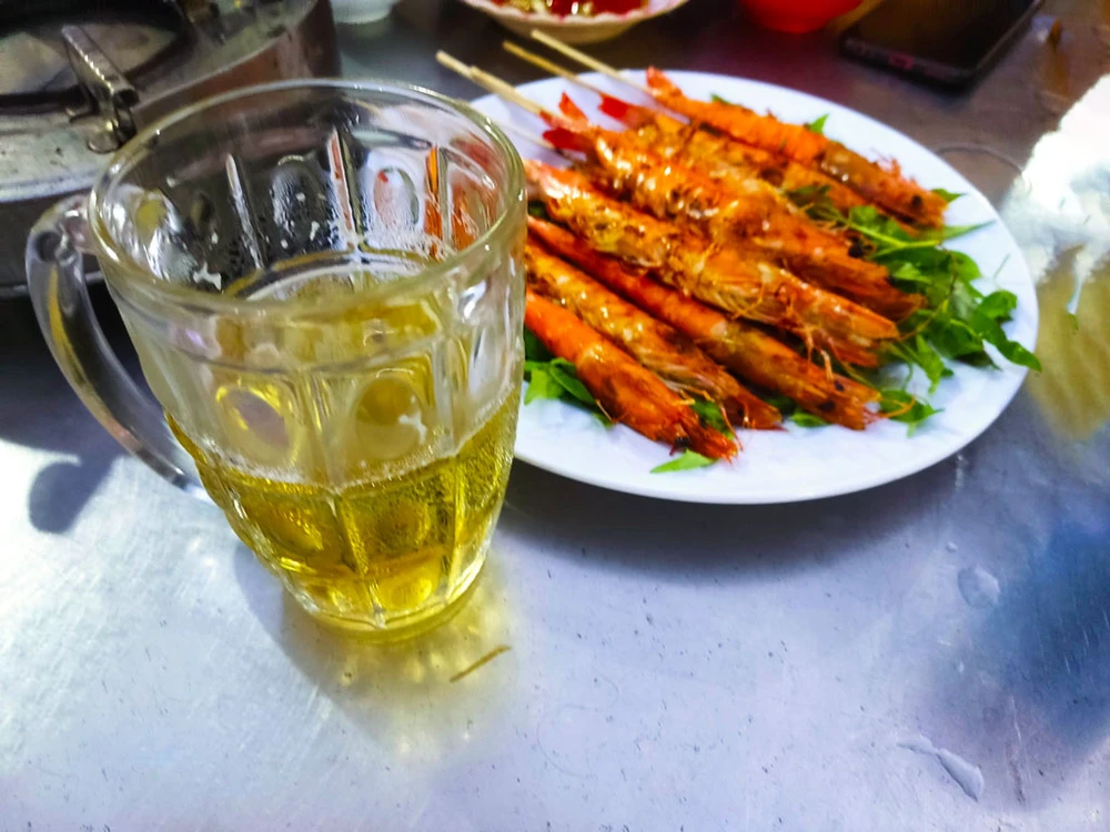 Uống bia vừa phải có thể mang lại một số lợi ích cho sức khỏe. Ảnh: NHẬT LINH Uống bia vừa phải có thể mang lại một số lợi ích cho sức khỏe. Ảnh: NHẬT LINH