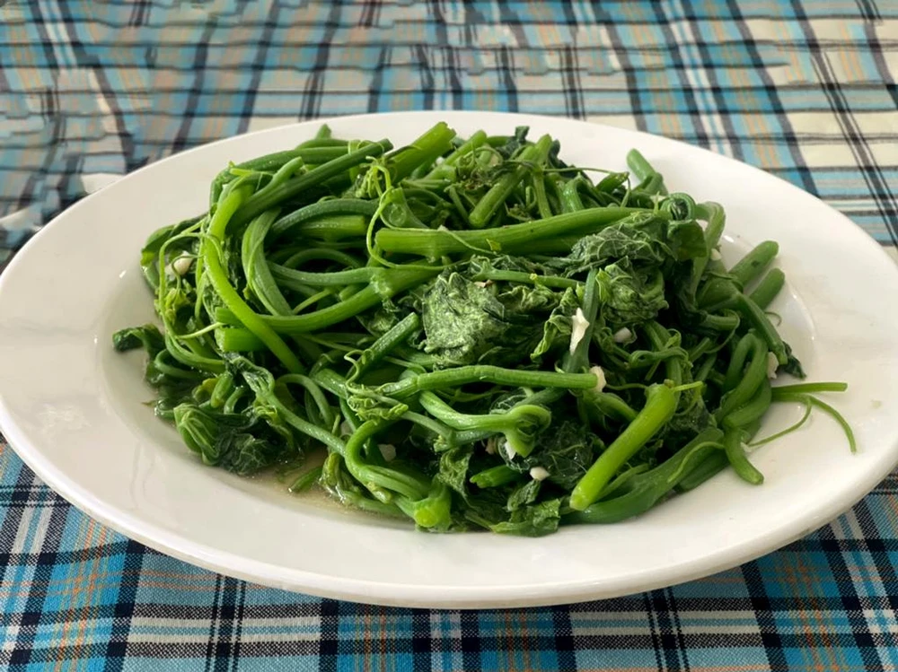 Rau xanh giàu chất xơ hòa tan giúp tăng lượng cholesterol tốt cho cơ thể, nhờ đó giúp giảm nguy cơ mắc các bệnh về tim mạch. Ảnh: NHẬT LINH