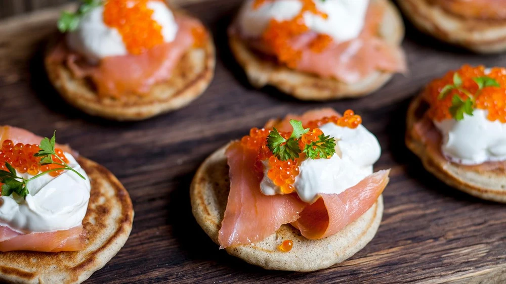 Trứng cá hồi cung cấp vitamin E và axit béo omega-3 có lợi cho tim mạch. Ảnh: Susan Brooks-Dammann / Stocksy United