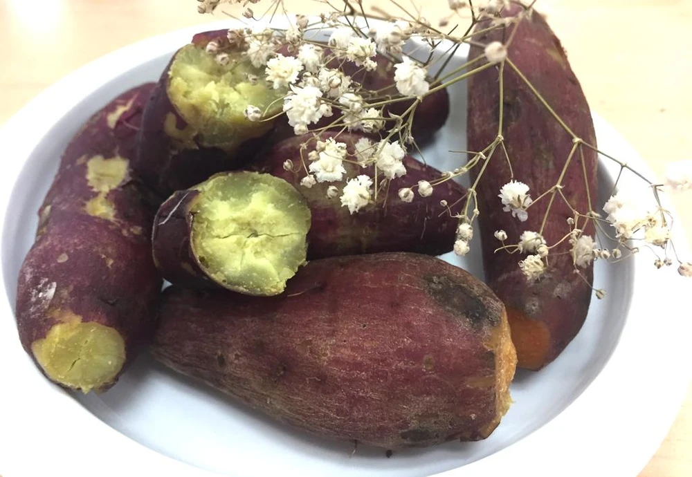 Những người bị bệnh tiểu đường chỉ nên ăn khoai lang luộc thay vì chiên hoặc rán. Ảnh: NHẬT LINH