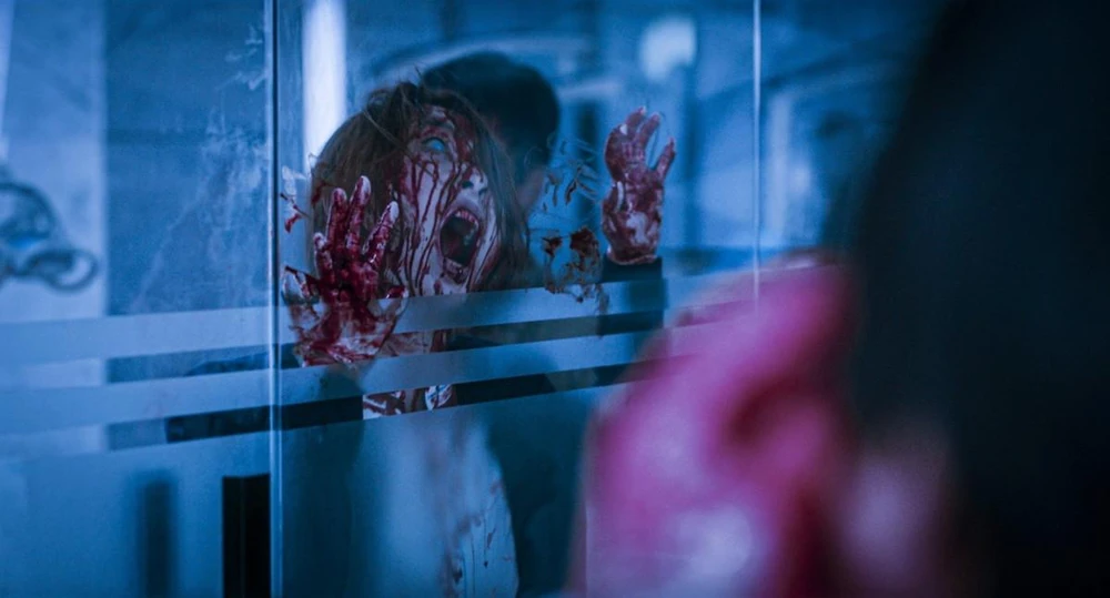 Tác phẩm gây chú ý bởi nhiều cảnh quay máu me, rùng rợn, cấm trẻ em.