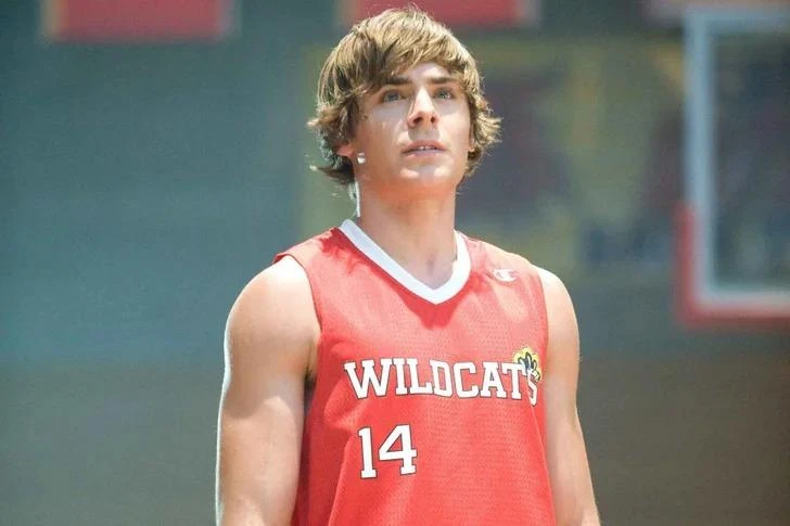 Zac Efron trở thành Troy Bolton điển trai, giỏi bóng rổ của High School Musical. Ảnh: PHP