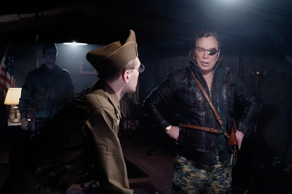 Mickey Rourke có màn tái xuất trong “Warhunt”.