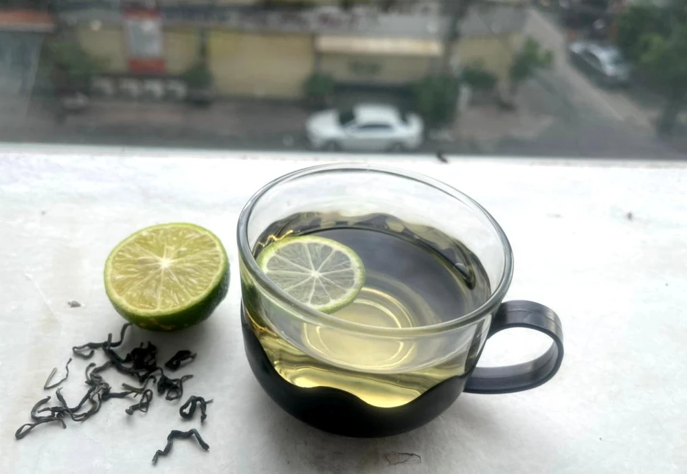 Uống 1 ly chanh ấm pha loãng mỗi ngày có thể giúp gia tăng hoạt động của gan. Ảnh: NHẬT LINH
