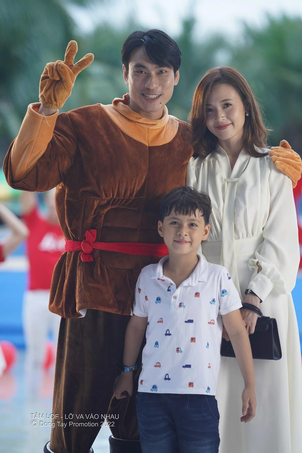 Dũng (Kiều Minh Tuấn) mặc đồ mascot và nhảy ở công viên giải trí khiến cho bé Sữa (bé Bảo Tân) vô cùng bất ngờ thích thú. Ảnh: PHP