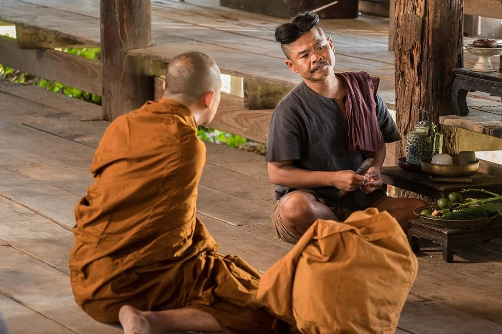 Bộ phim kể về cậu bé Daeng được sư trụ trì cũng những người dân trong làng giữ lại dâng thức ăn cúng tế mỗi ngày. Ảnh: PHP