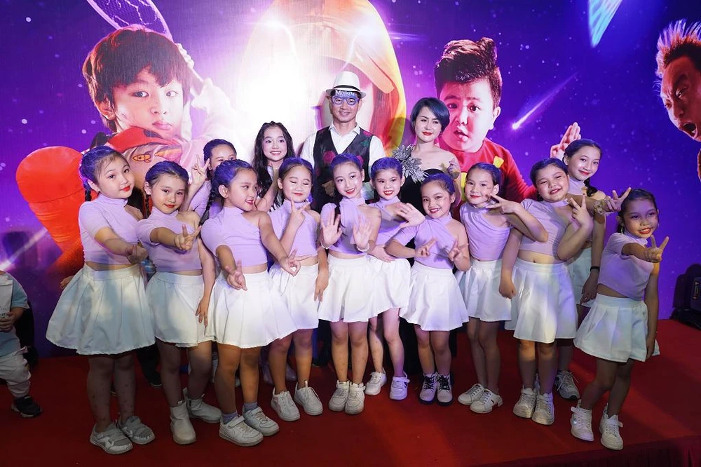 Xuân Bắc cùng vợ dẫn con trai đi xem “Maika - cô bé đến từ hành tinh khác” Xuân Bắc cùng vợ dẫn con trai đi xem “Maika - cô bé đến từ hành tinh khác”