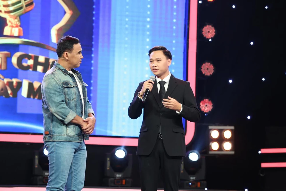 MC Quyền Linh đang lắng nghe những bộc bạch của bác sĩ Quang Nhật MC Quyền Linh đang lắng nghe những bộc bạch của bác sĩ Quang Nhật