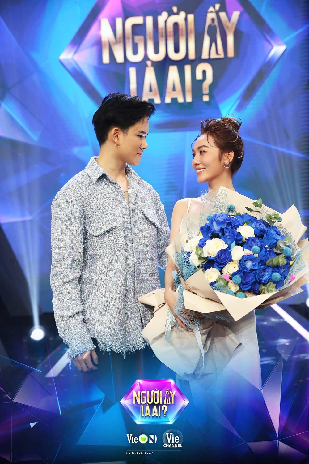 Kim Chi quyết định chọn trao lại lần nữa bó hoa cho Thành Long.