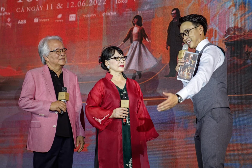 Bà Trịnh Vĩnh Trinh - em gái nhạc sĩ Trịnh Công Sơn và chồng.