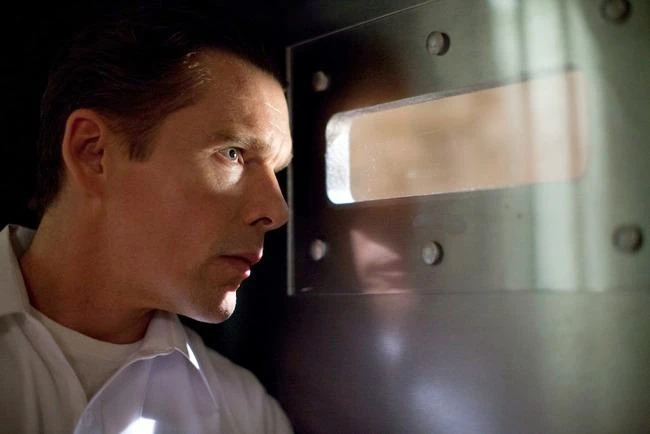 Ethan Hawke vào vai James Sandin