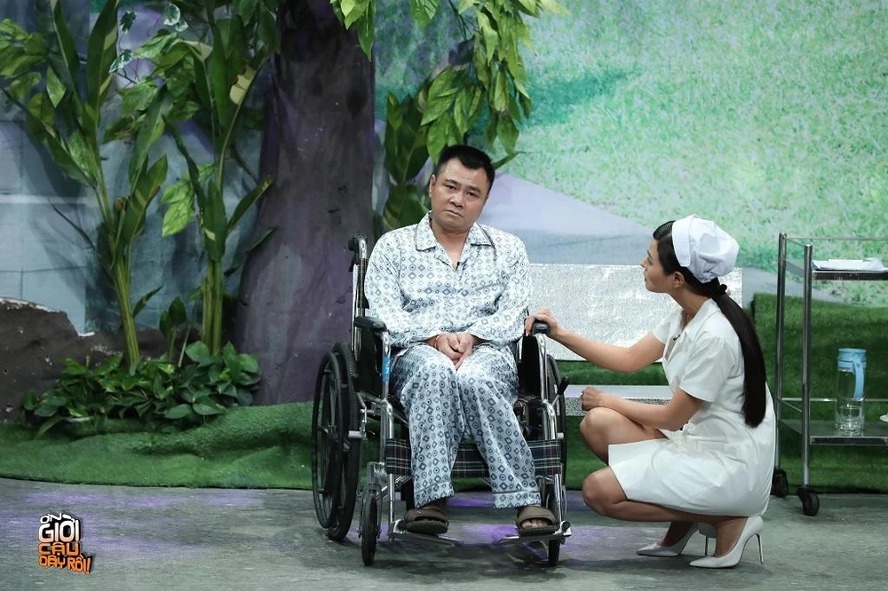 Vũ Thu Phương vào vai hộ lý chăm sóc bệnh nhân Tự Long. Ảnh: CTCC