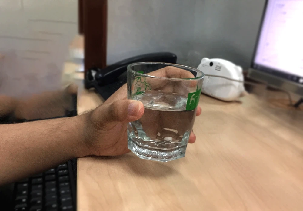 Uống nước ấm trước khi đi ngủ có thể mạng lại nhiều lợi ích cho sức khỏe. Ảnh: NHẬT LINH