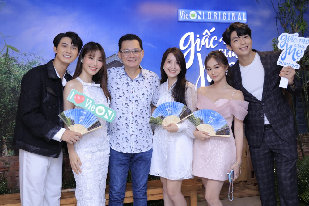 Dàn diễn viên 'Giấc mơ của mẹ'. Ảnh: CTCC