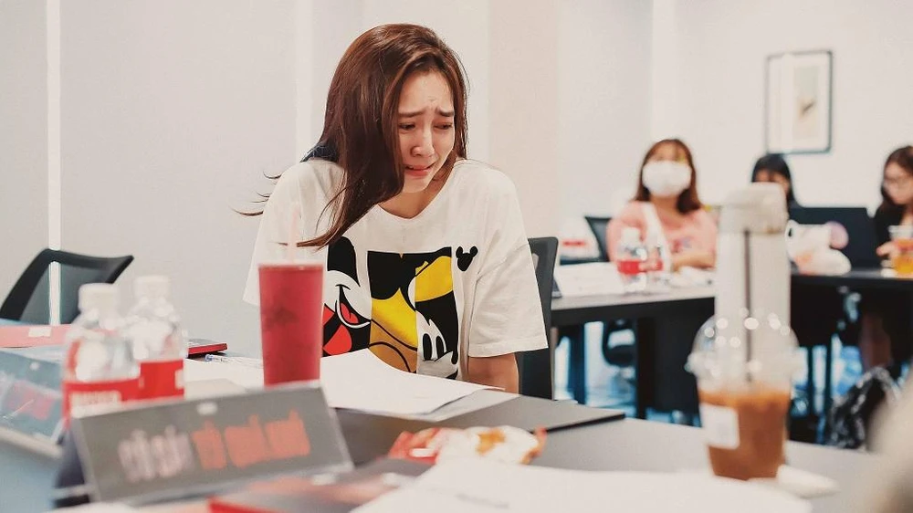 Ninh Dương Lan Ngọc đọc kịch bản và tập luyện cho vai Ms. Q. Ảnh: MAR6