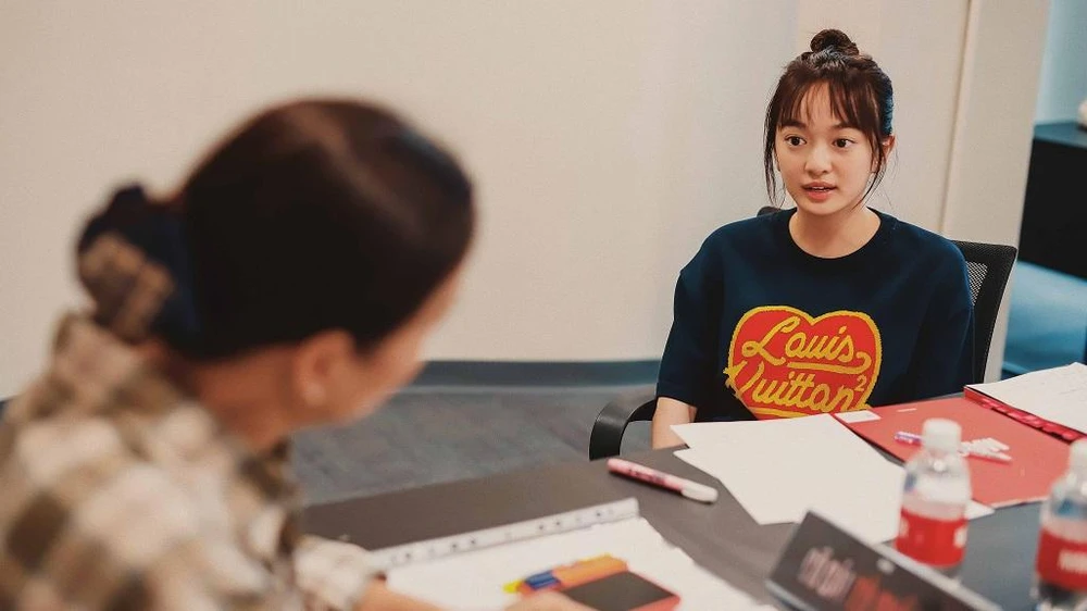 Kaity Nguyễn thảo luận với “sư phụ diễn xuất” - NSND Lê Khanh về tính cách nhân vật.