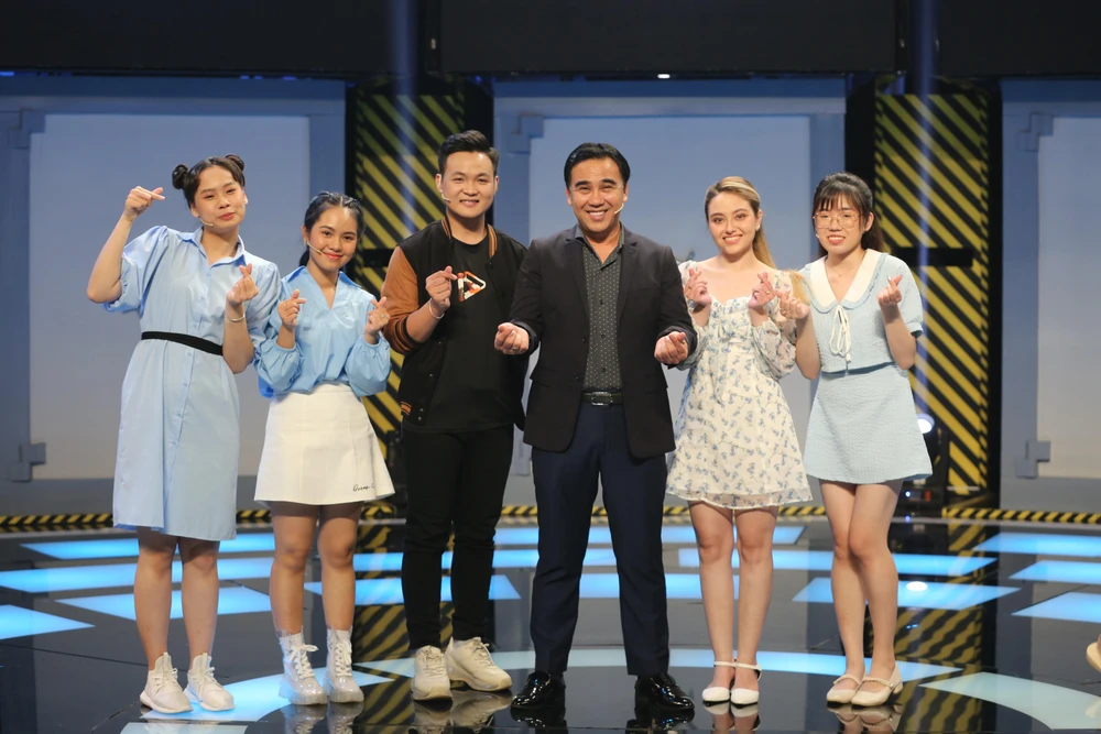 Đội “Thông minh” do Hà Việt Hoàng làm đội trưởng.