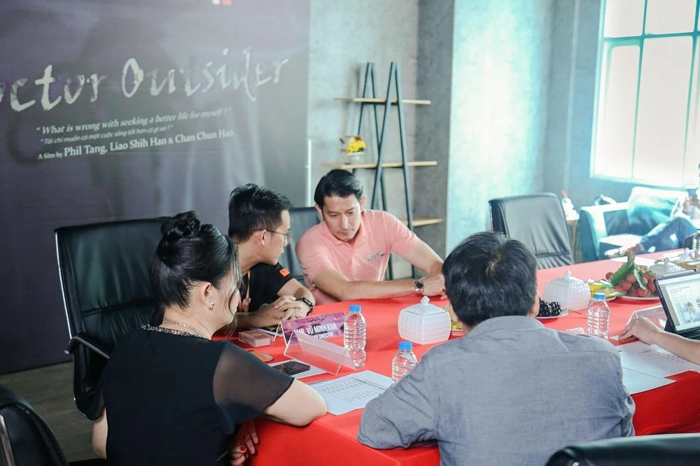 Buổi casting tìm kiếm nam chính cho phim “Doctor Outsider”