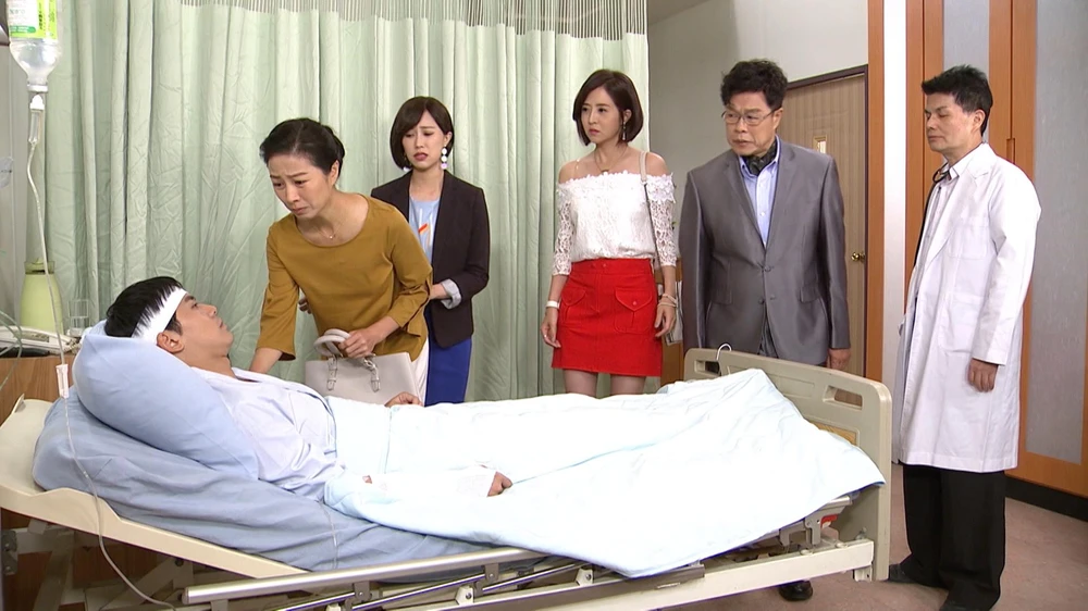 Văn Hiền bị tai nạn và nằm hôn mê trong bệnh viện. Văn Hiền bị tai nạn và nằm hôn mê trong bệnh viện.