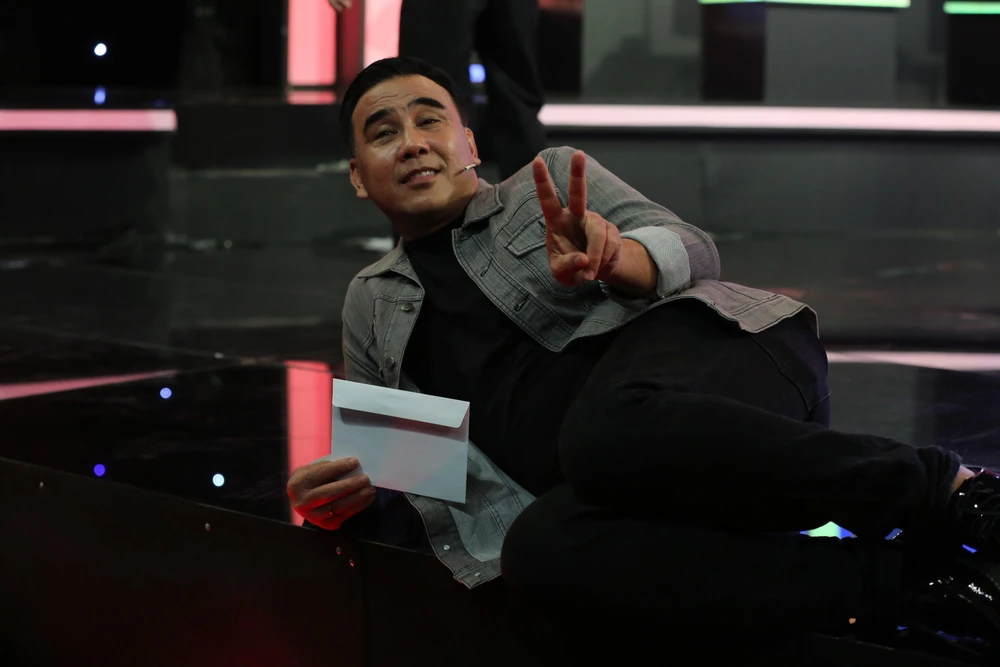 Khoảnh khắc nằm của anh MC Quyền Linh lúc cắt máy quay càng khiến người hâm mộ yêu thích thêm nét tính cách dễ gần, dễ thương.