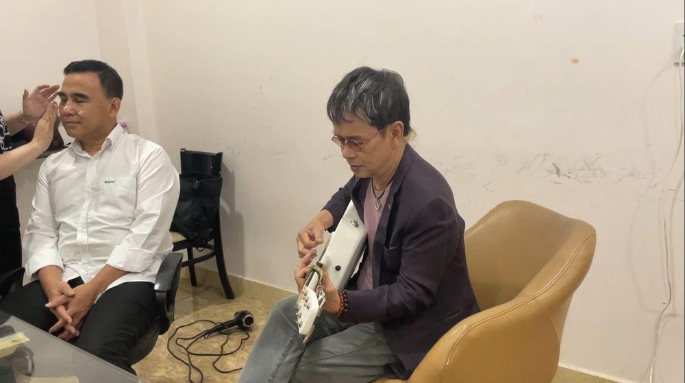 Nhạc sĩ Đức Huy và MC Quyền Linh tại hậu trường đêm gala chương trình 'Hát cho ngày mai'. Ảnh: BEE