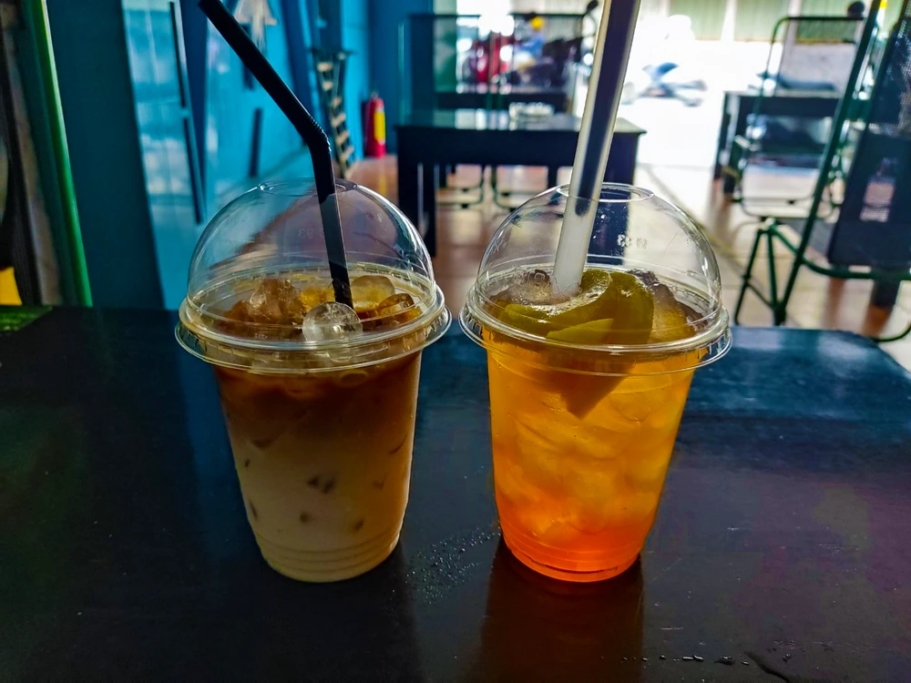 Đồ uống có chứa caffein có thể gây tăng động ở con bạn. Ảnh: NHẬT LINH