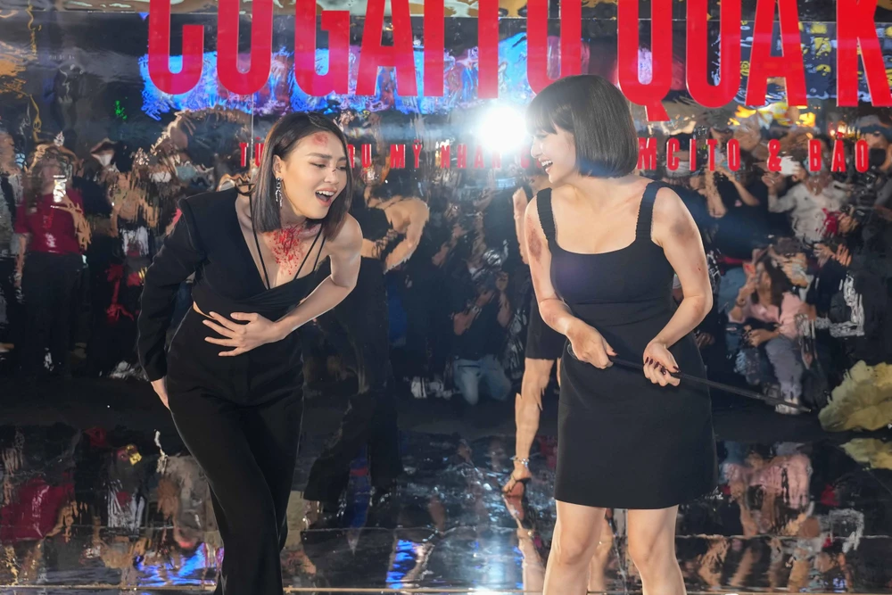 Màn “tác động vật lý” lên nhau của Kaity Nguyễn và Lan Ngọc