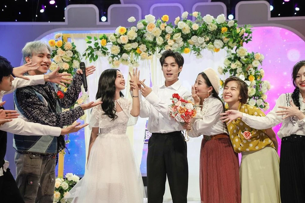 Dàn khách mời và MC Liêu Hà Trinh vô cùng vui mừng khi Otis tìm thấy một nửa của mình Dàn khách mời và MC Liêu Hà Trinh vô cùng vui mừng khi Otis tìm thấy một nửa của mình