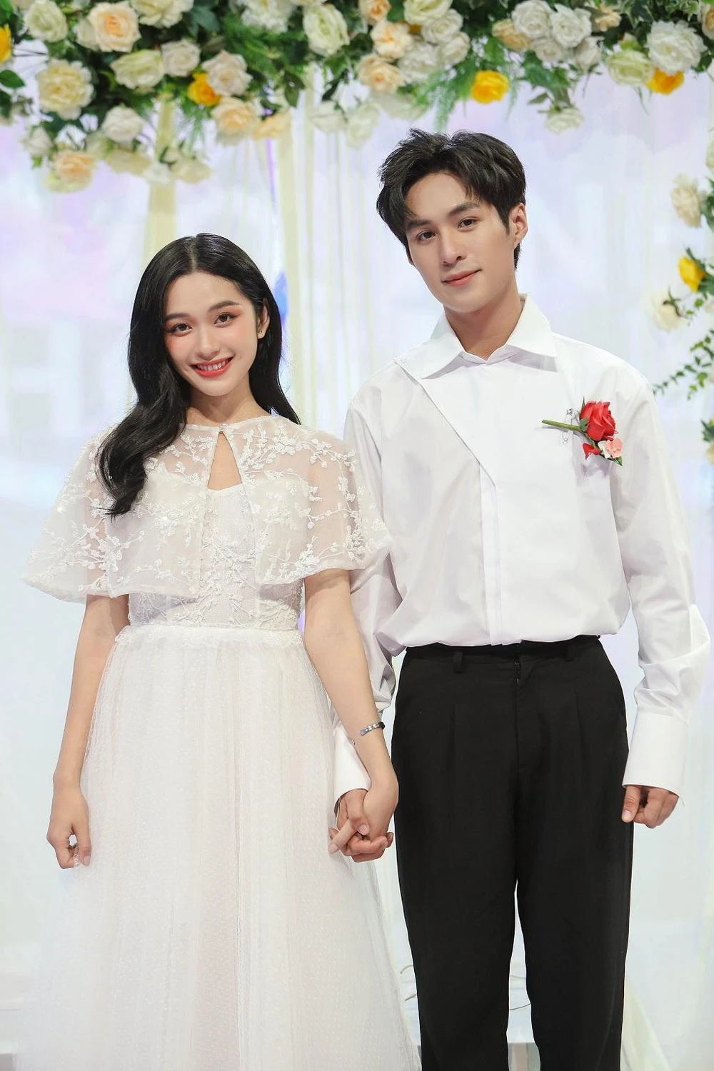 Otis cảm nhận được tình cảm chân thành mà Thảo Trang dành cho mình và quyết định ra về cùng cô Otis cảm nhận được tình cảm chân thành mà Thảo Trang dành cho mình và quyết định ra về cùng cô