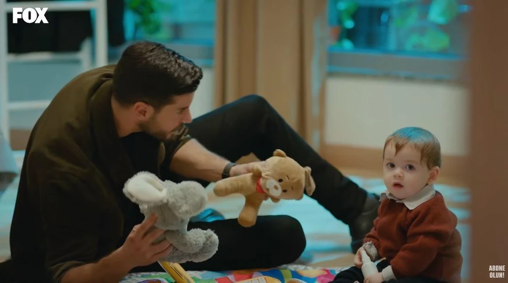 Cagatay chơi cùng con trai của Yildiz