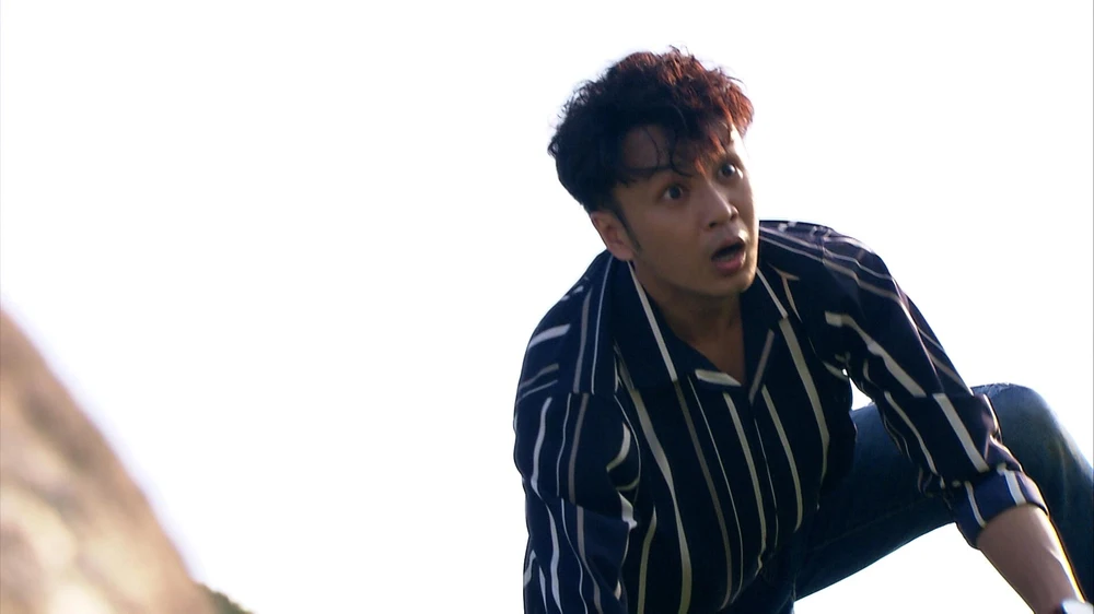 Để trừng phạt Minh Trung, San San bất ngờ đã lao xuống biển.