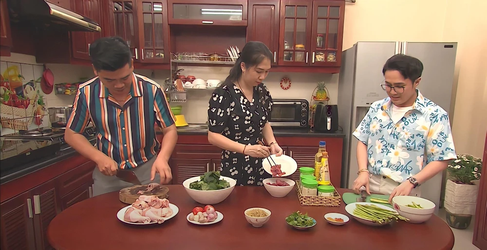 Huỳnh Lập, Hoàng Sin và chị Thùy Dương đang bắt tay vào chế biến và hoàn thành bữa cơm nhà.