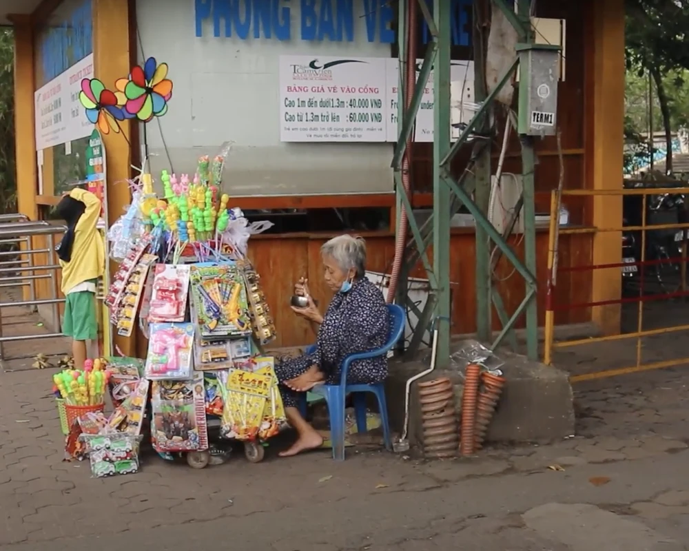 “Bán không được bao nhiêu mà cho mèo ăn hết trơn” là câu nói mà không biết bao nhiêu người đã nói với cụ Mai.