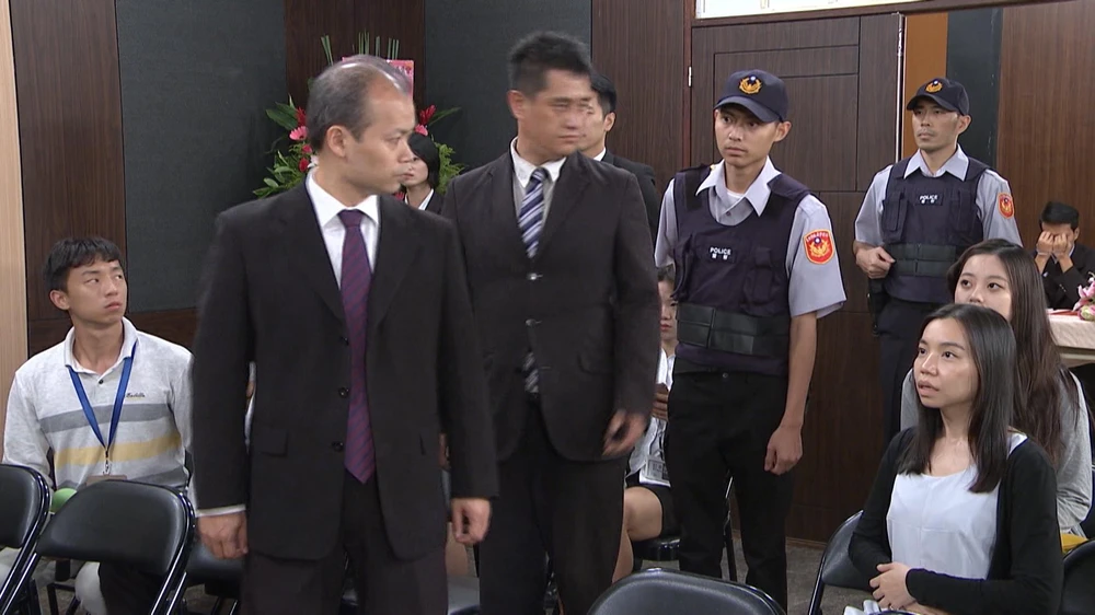 Cảnh sát điều tra đã ập đến với lệnh bắt vì nghi ngờ đổng sự Lâm liên quan đến đường dây rửa tiền.