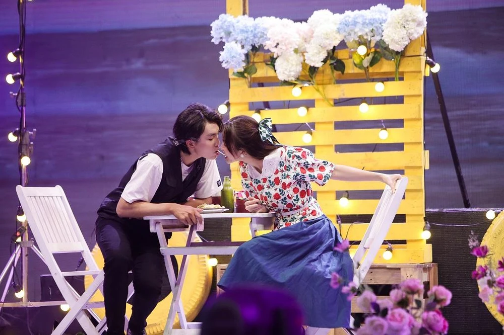 Thuận Quang và Trần Vân đã có rất nhiều cơ hội gần gũi và tiếp xúc thân mật với những thử thách mà nam chính đưa ra. Thuận Quang và Trần Vân đã có rất nhiều cơ hội gần gũi và tiếp xúc thân mật với những thử thách mà nam chính đưa ra.