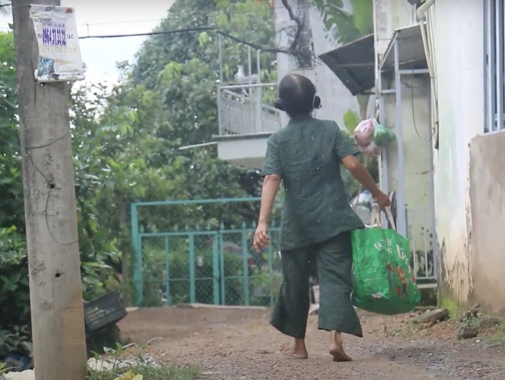 Mủi lòng câu chuyện về cuộc sống đơn chiếc của bà cụ hơn 60 tuổi với ước mơ nhỏ nhoi.