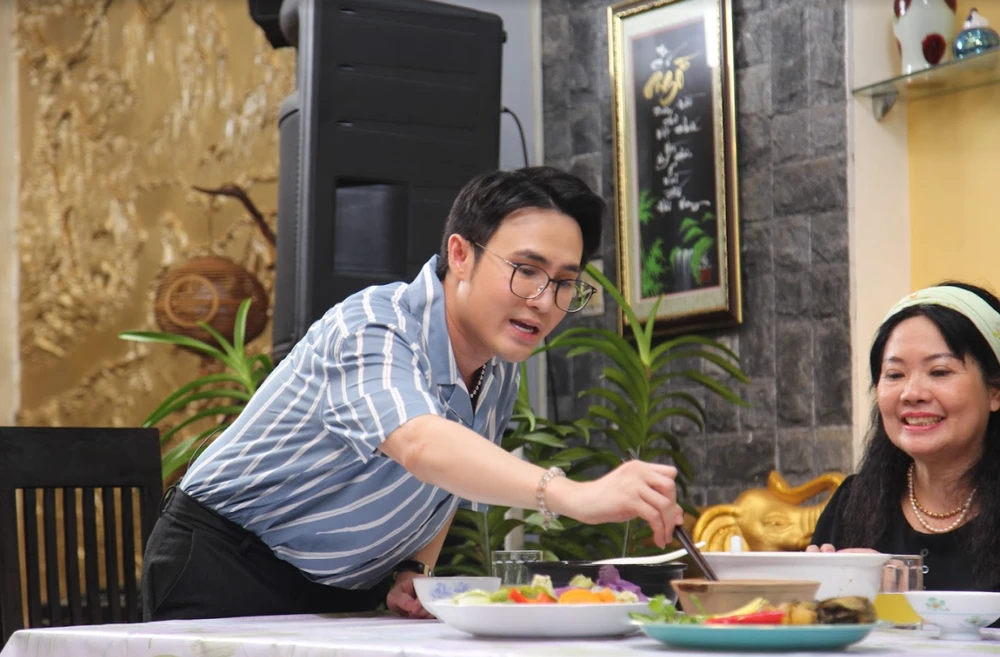 Huỳnh Lập “chảy nước miếng” khi được ăn kho quẹt với rau luộc.