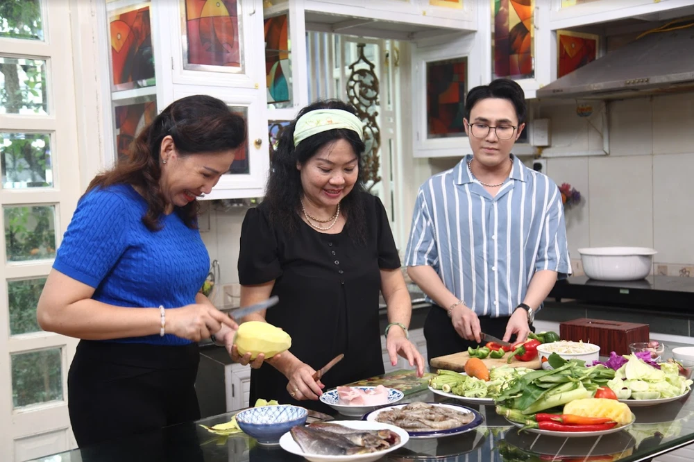 Huỳnh Lập cũng đầu bếp Hiền Minh trở thành trợ thủ của “đầu bếp” Thu Thủy trong khâu sơ chế nguyên liệu.