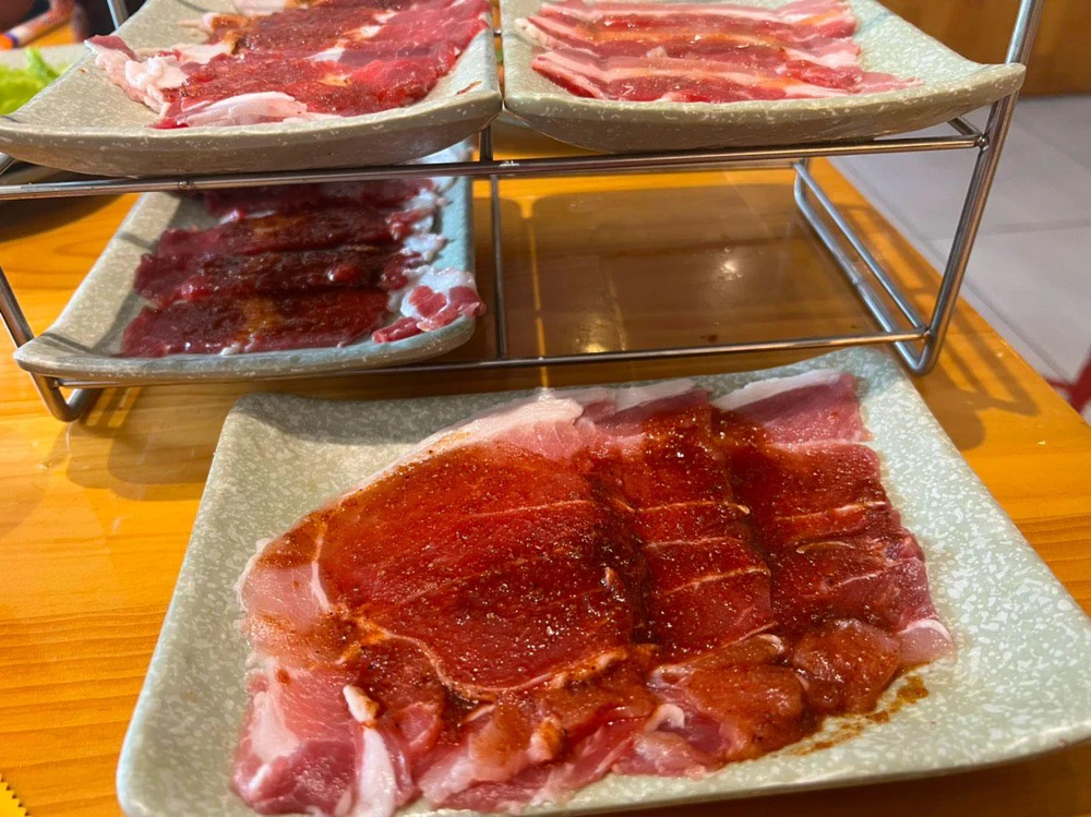 Ăn quá nhiều thịt có thể gây hại cho thận của bạn. Ảnh: NHẬT LINH