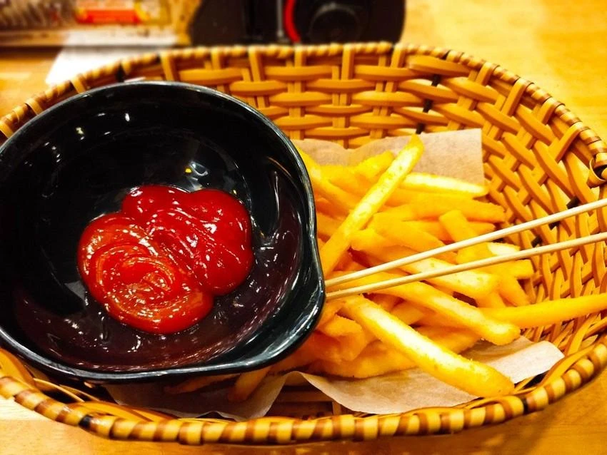 Người bị huyết áp cao được khuyến cáo nên hạn chế ăn khoai tây chiên. Ảnh: NHẬT LINH