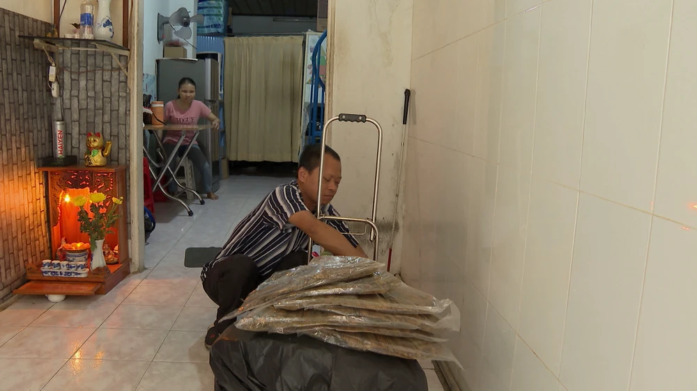 Hai vợ chồng khiếm thị nhưng vẫn miệt mài bươn chải nuôi 2 con ăn học