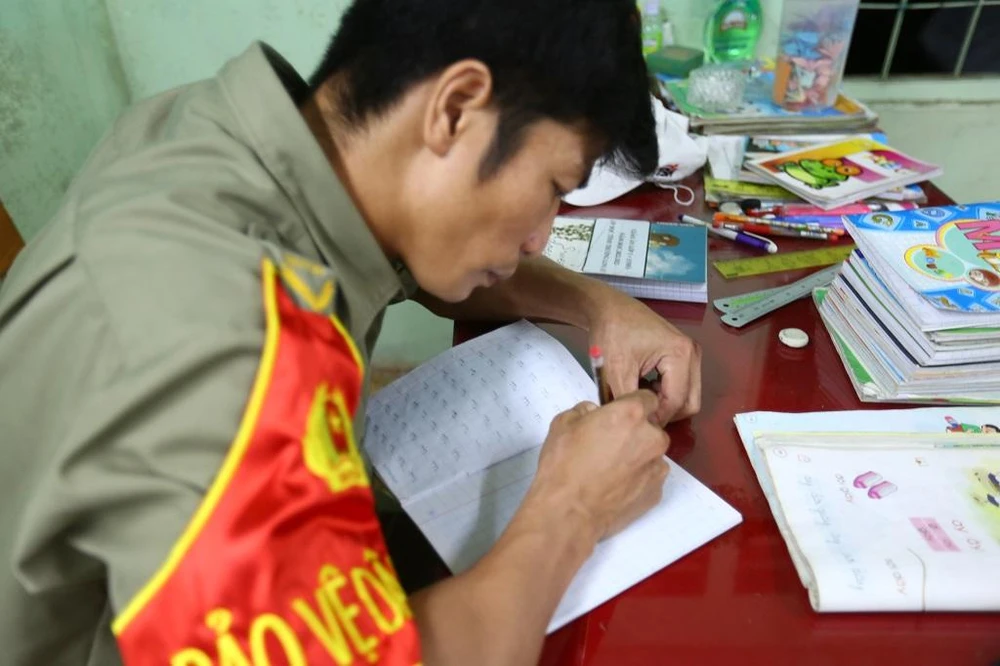 Thầy Thắng vừa làm giám sát an ninh trật tự vừa tranh thủ chấm điểm cho những đứa học trò của mình.