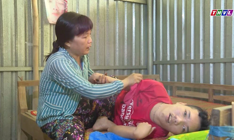 Chồng mất vì tai nạn, chị Phương một mình gồng gánh nuôi con bại liệt khiến khán giả xót xa